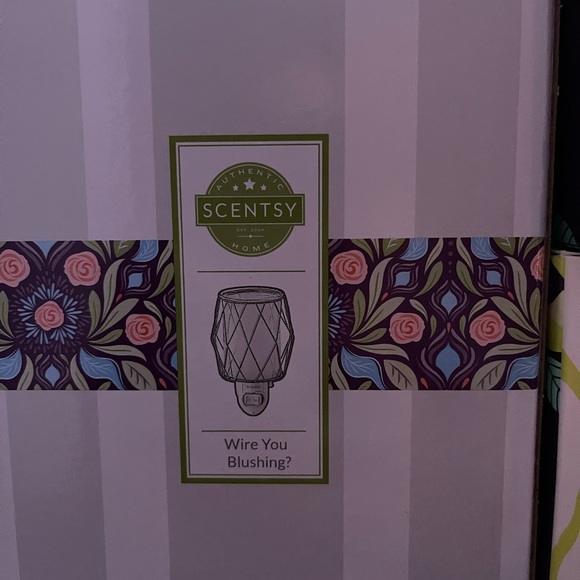 💜 wall plug in scentsy 💜 🎁with random wax🎁 - Picture 3 of 3